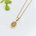 Collana con catena in acciaio inossidabile dorato e ciondolo in resina ovale da donna. - Stile Ovale Rosa (XL2190-033)
