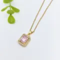 Collana con ciondolo in acciaio inossidabile dorato e gemma rosa, dettaglio di design luminoso. - Stile Zircone Rosa Quadrato (XL1200-079) / Oro (XL1200-079)