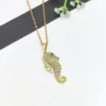 Collana con ciondolo cavalluccio marino dorato con zirconi micro-incastonati su catena delicata. - Cavalluccio marino / Oro
