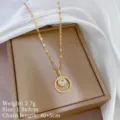 Primo piano dettagliato dell'elegante collana con ciondolo in oro a doppio cerchio zirconi. - Stile Micro-Intarsiato a Doppio Cerchio (XL2606-414) / Oro
