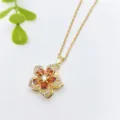 Collana con ciondolo a fiore in acciaio inossidabile dorato con zirconi rossi donna. - Stile Fiore Pietra Arancio-Rossa Dorata (XL1992-182)