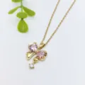 Primo piano di collana catena d'oro con ciondolo a fiocco in cristallo di cuore rosa. - Oro (XL1200-081)