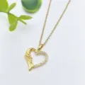 Dettaglio collana con ciondolo a cuore dorato, elegante design ad ali con pietre luminose. - Stile Cuore Ala d'Angelo (XL1200-046)