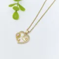 Dettaglio ravvicinato della collana con ciondolo a cuore in acciaio dorato e cristalli. - Stile Cuore Girasole (XL1200-074)