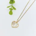 Dettaglio di una collana con ciondolo a cuore dorato e luminosi zirconi splendenti. - Stile Cuore Micro Zirconia (XL1200-075)