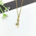 Elegante collana con pendente a serpente dorato da donna, zirconi splendenti e occhi verdi brillanti. - Strass Bianco Oro (XL2189-132)