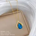 Elegante collana con pendente in cristallo blu a goccia e dettagli in zirconi su catena d'oro. - Stile Pendente Goccia Blu (XL2606-937)