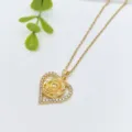 Collana con pendente a cuore e rosa in acciaio dorato, vista dettaglio con zirconi luminosi. - Stile Cuore Rosa 3D (XL1200-205)