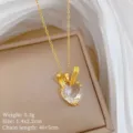 Vista dettagliata della collana con ciondolo in cristallo zircone a cuore e catena dorata. - Stile a Forma di Cuore (XL2607-084)