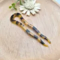 Primo piano dettagliato di un fermacapelli a U in acetato tartarugato stile retrò. - Forcina a U (XL1467-1) / Stampa leopardata