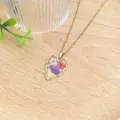 Primo piano di una collana vintage con ciondolo a cuore in resina e fiori. - Stile Cuore Floreale Rosa Rosso Viola (XL2171-03)