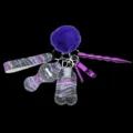 Dettaglio portachiavi di difesa viola con cinturino, porta flacone e accessori strumenti utili. - Galassia Stellata