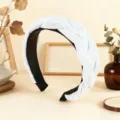 Vista dettagliata della fascia per capelli in velluto intrecciato bianco con fodera nera. - Stile Treccia Intrecciata (XL1653-02) / Bianco