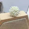 Anello fiore perle bianche fatto a mano accessorio perla vetro DIY gioielli eleganti versatili - Stile Palla di Fiori Bianca (XL2172-02)