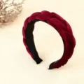 Vista dettagliata del cerchietto treccia in velluto rosso vino, con texture morbida e design elegante. - Stile Treccia Intrecciata (XL1653-03) / Rosso