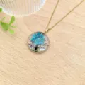 Meravigliosa collana artigianale con ciondolo albero in resina fiori blu secchi - Stile Tondo Albero Blu (XL2171-05)