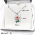Vista dettagliata di una collana con ciondolo a fiore e zirconi multicolori luminosi. - Stile Rosa Viola (XL1470-57)