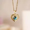 Primo piano della collana con ciondolo a cuore dorato e pietre micro-pavè brillanti. - Stile Cuore Ajouré Sfera Stellata (XL1470-137)