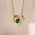 Primo piano della squisita collana con ciondolo a cuore doppio delfino e pietra centrale stellata. - Stile Doppio Delfino Cuore Stellato (XL1470-138)