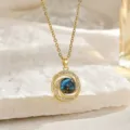 Vista dettagliata della collana con ciondolo in rame dorato, sfera galassia e zirconi brillanti. - Stile Cielo Stellato Circolare (XL1470-142)