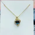 Primo piano dettaglio della collana con ciondolo a cuore dorato e motivo stellato blu brillante - Stile Cuore Cielo Stellato (XL1470-151)