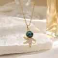 Collana con pendente astronauta placcato in oro con cupola cielo stellato e zirconi. - Stile Astronauta Cielo Stellato (XL1470-155)