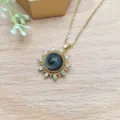 Primo piano del ciondolo a stella con pietra iridescente e zirconi luminosi dettagliati. - Catena a Croce Oro (XL1992-91)