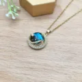 Dettagliato primo piano dell'elegante ciondolo con cielo stellato e zirconi brillanti. - Catena a Croce Oro (XL1992-102)