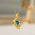 Collana con ciondolo a mezzaluna e astronauta in metallo dorato variante, catena clavicola. - Stile Astronauta Crescente (XL1992-004)