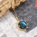 Squisita collana con ciondolo galassia dorato con alone di pietre brillanti donna. - Stile Tondo Cielo Stellato con Raggi (XL1992-58)