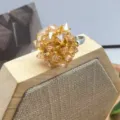 Anello con perline di cristallo fatte a mano con un design scintillante in ambra per donna. - Stile Sfera di Fiori Gialla (XL2172-04)