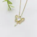 Primo piano di una collana con ciondolo a farfalla dorata con zirconi microincastonati brillanti. - Farfalla Cuore Zirconia Bianca (XL2118-3)