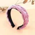 Dettaglio cerchietto intrecciato in velluto rosa, accessorio capelli largo donna - Stile Treccia Intrecciata (XL1653-05) / Rosa