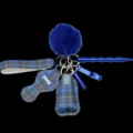 Set portachiavi a quadretti blu con ponpon soffice e strumenti di sicurezza pratici per donne. - Quadri blu