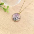 Vista dettagliata della collana con ciondolo di fiori secchi in resina vintage, artigianato raffinato. - Stile Tondo Fiori Secchi Rosa (XL2171-07)
