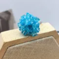 Vista ravvicinata di dettaglio dell'anello di fiori con perle di cristallo blu fatto a mano. - Stile Sfera di Fiori Blu (XL2172-06)
