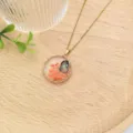 Dettaglio collana con pendente in resina e fiori secchi, accessorio catena clavicolare in acciaio. - Stile Tondo Floreale Farfalla Rosso (XL2171-08)