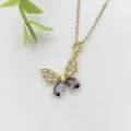 Primo piano dettagliato della collana con ciondolo a farfalla impreziosita da zirconi viola. - Farfalla Svuotata Zirconia Viola (XL2118-6)