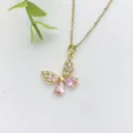 Primo piano del ciondolo a farfalla scintillante con pietre in zirconia rosa e bianche. - Farfalla Svuotata Zirconia Rosa (XL2118-7)