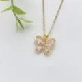 Vista dettagliata della collana con farfalla in acciaio dorato e zirconi rosa scintillanti. - Farfalla Rosa Piena di Zirconia (XL2118-9)