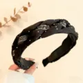 Primo piano dettagliato del cerchietto intrecciato in velluto nero con strass brillanti. - Stile Treccia Strass (XL1857-1)