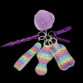 Set portachiavi da polso da 7 pezzi da donna con pon pon, cinturino e porta flacone. - Strisce Vibranti