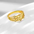 Gros plan détaillé de la bague en acier titane doré multicouche avec des zircons. - Taille 6 / Or
