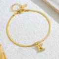 Detailansicht der goldenen Edelstahl Buchstabe K Fußkette mit elegantem Schlangenkette Design. - Buchstabe K
