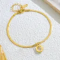 Goldener Edelstahl Buchstabe O Schlangenkette Fußkettchen Nahaufnahme, Modeschmuck. - Buchstabe O
