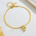 Detailaufnahme der vergoldeten Edelstahl Buchstabe P Schlangenkette Fußkette für Damen chic. - Buchstabe P