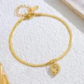 Detailansicht der goldenen Edelstahl Schlangenkette Fußkette mit Buchstaben Anhänger - Buchstabe Q