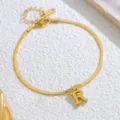 Goldene Edelstahl Buchstabe R Fußkette Detail, elegantes Schlangenkettendesign mit Verschluss. - Buchstabe R