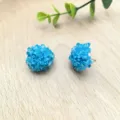 Λεπτομερής κοντινή λύση από λαμπερά σκουλαρίκια με μπλε κρύσταλλα και μεταλλικές άκρες. - Στυλ 18