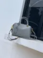 Sac Boston élégant en cuir gris avec poignée supérieure et bandoulière réglable. - Bleu